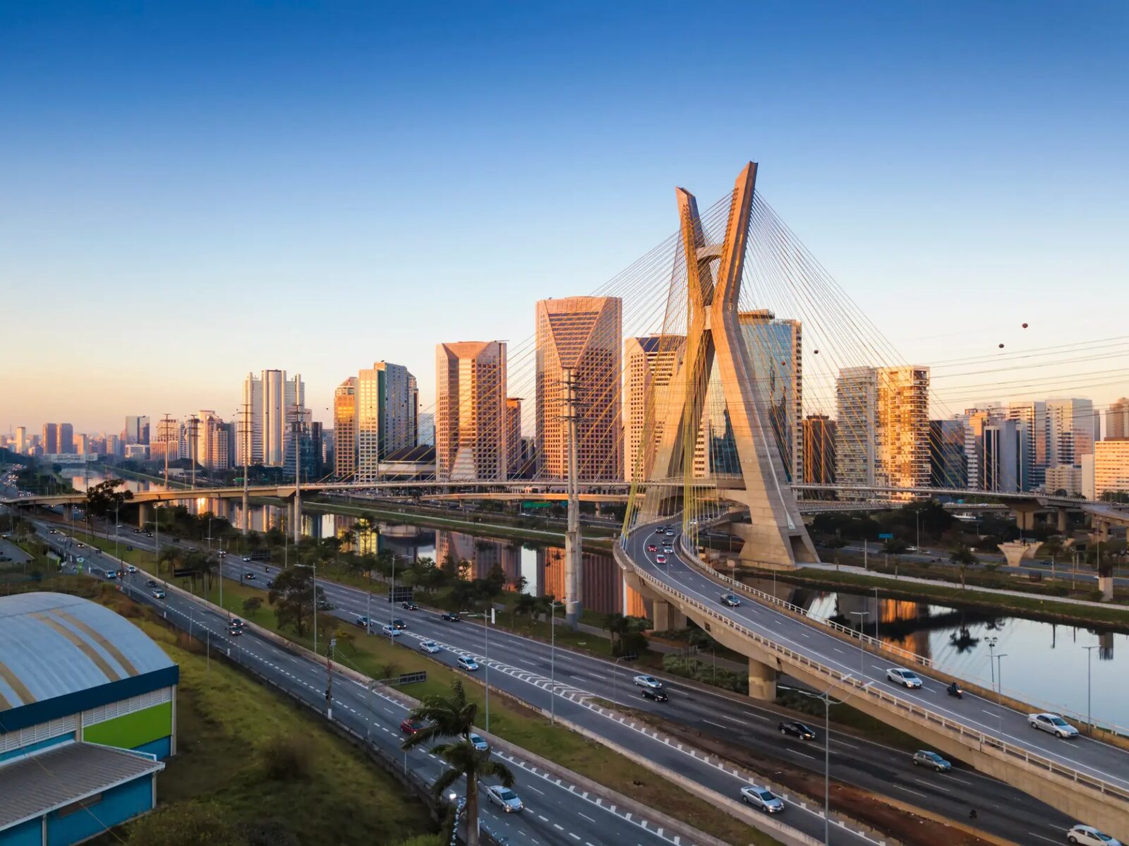 Vista aérea da Ponte Estaiada e da Marginal Pinheiros, em São Paulo